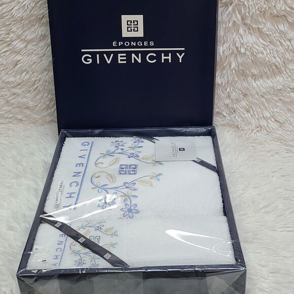 💯 Authentic Givenchy Towel 🍀 - Picture 6 of 7